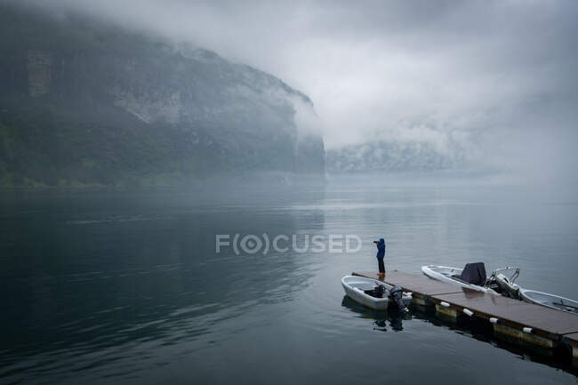 Homme prenant une photo, Geiranger Fjord, More og Romsdal, Norvège — Photo de stock