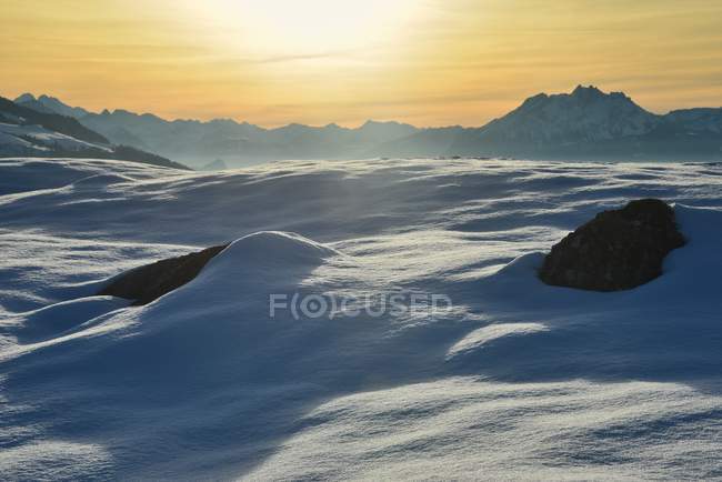 Vista panorámica del paisaje de montaña al atardecer, Zugerberg, Suiza - foto de stock