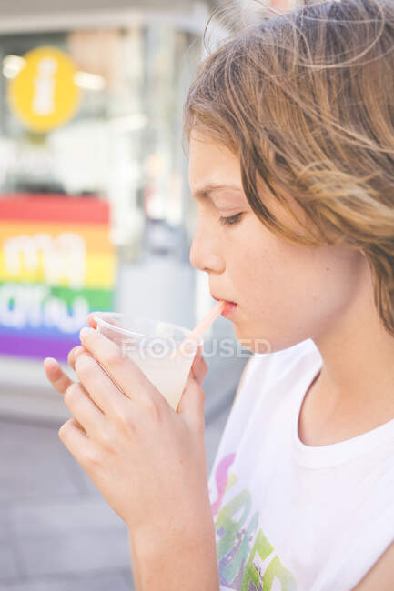 Boy drinking a lemon drink on street — Foto stock
