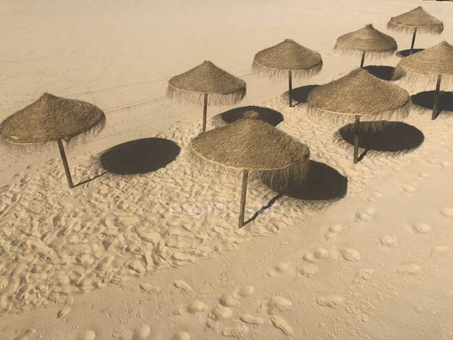 Vista aerea degli ombrelloni sulla spiaggia, Foz do Lizandro, Ericeira, Portogallo — Foto stock