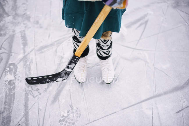 Primo piano di una ragazza che gioca a hockey su ghiaccio — Foto stock