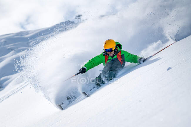 Hombre esquiando en nieve en polvo, Kitzsteinhorn, Salzburgo, Austria - foto de stock