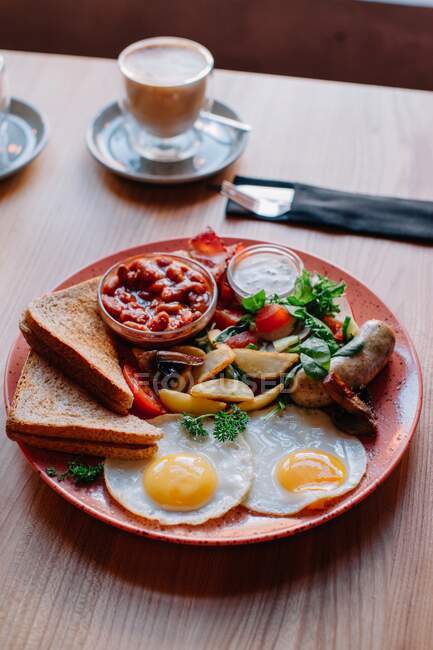 Salsicha frita e café da manhã ovo — Fotografia de Stock