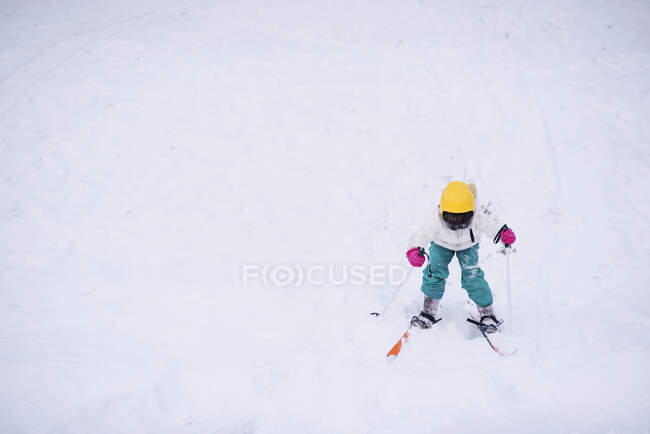 Ragazza sciare giù per una montagna — Foto stock