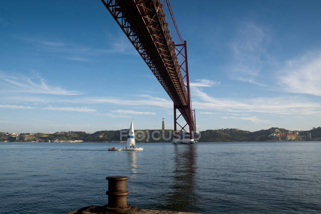 25 aprile Ponte sul fiume Tejo, Lisbona, Portogallo — Foto stock
