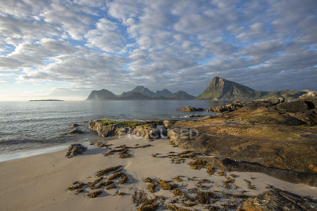 Vista panorâmica da paisagem costeira da praia, Lofoten, Nordland, Noruega — Fotografia de Stock