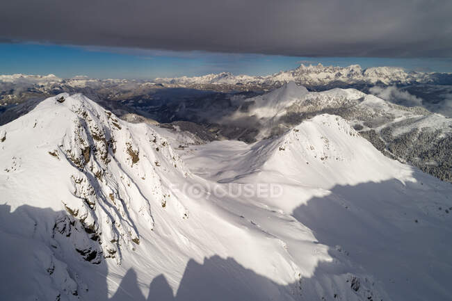 Vista aérea de belas montanhas em alpes suíços — Fotografia de Stock
