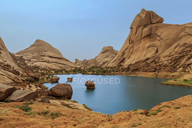 Мальовничий вид на озеро в пустелі, Саудівська Аравія — стокове фото