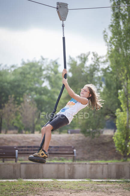 Junge auf einer Seilrutsche in einem Park, Spanien — Stockfoto