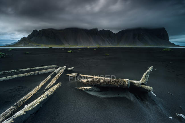 Мальовничий вид на Vestrahorn гірський краєвид, Stokksnes, Hornafjordur, Ісландія — стокове фото