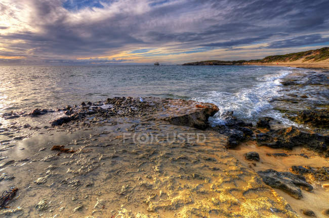 Vista panorámica de la costa rocosa, Point Peron, Perth, Australia Occidental, Australia - foto de stock
