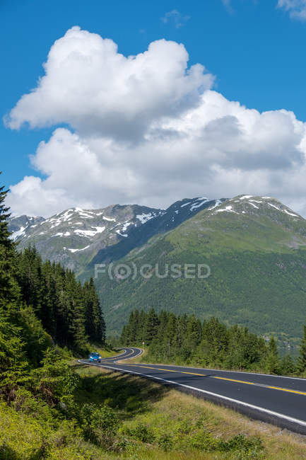 Auto lungo la strada di montagna, Norvegia — Foto stock