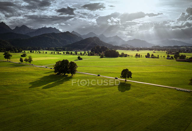 Vista panorámica del paisaje rural de montaña, Baviera, Alemania - foto de stock