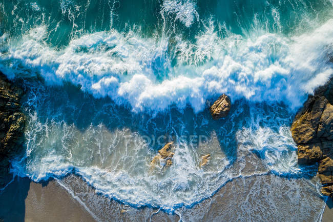 Immagine aerea di una baia di spiaggia vuota sull'isola francese Corse vicino al villaggio Lumio . — Foto stock