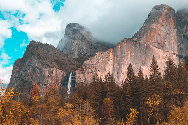 Tres hermanos con Bridal Veil Falls, Yosemite National Park, California, Estados Unidos - foto de stock
