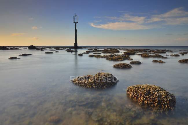 Vue panoramique sur le phare sur la plage, West Nusa Tenggara, Indonésie — Photo de stock