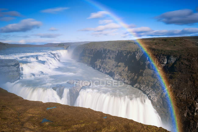 Vista panorámica del arco iris sobre la cascada Gullfoss, Islandia - foto de stock