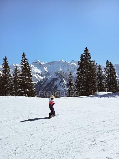 Garota snowboard em montanhas cobertas de neve, Suíça — Fotografia de Stock