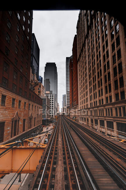 Cityscape and train tracks, Chicago, Illinois, United States — Stock Photo