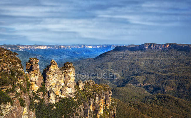 Vista panorámica de la formación rocosa Three Sisters, Montañas Azules, Katoomba, Nueva Gales del Sur, Australia - foto de stock