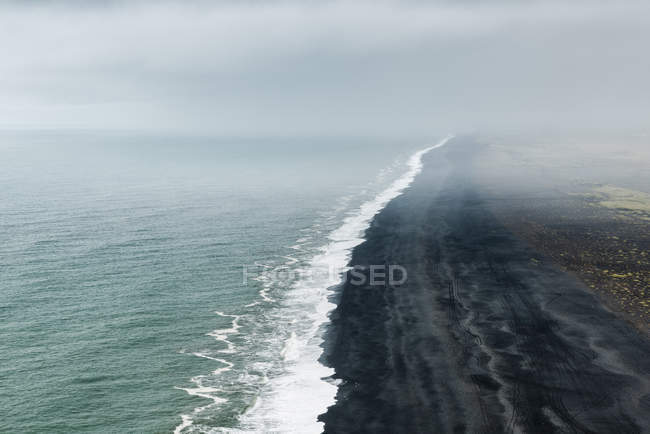Veduta aerea della spiaggia di Dyrholaey nella nebbia, Islanda — Foto stock
