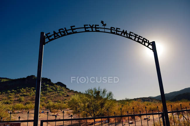 Der geisterhaft schmiedeeiserne Bogen des Adleraugenfriedhofs, arizona, USA — Stockfoto