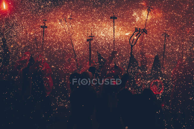 Silhuetas de pessoas no Correfoc Festival, Catalunha, Espanha — Fotografia de Stock
