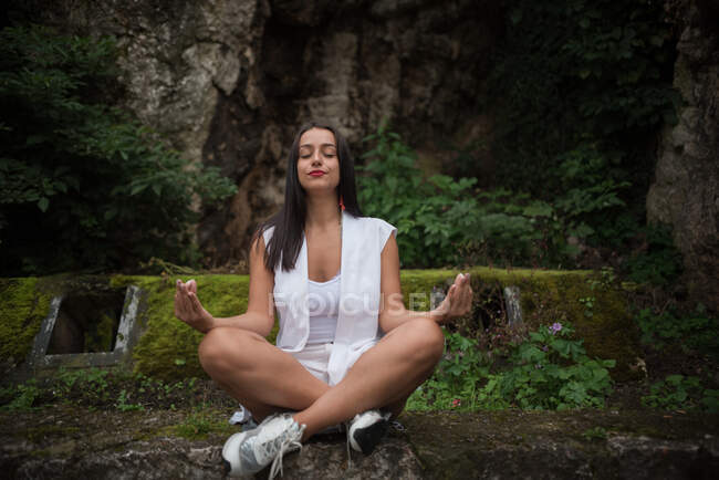 Mujer sentada en un parque meditando, Bosnia y Herzegovina - foto de stock
