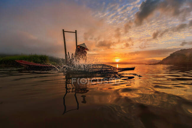 Pesca dei gamberetti pescatore nel fiume Mekong, Nong Khai, Thailandia. — Foto stock