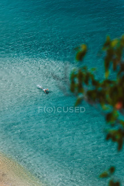 Вид с воздуха на человека, плавающего в океане, залив Ваймеа, Оаху, Гавайи, Америка, США — стоковое фото