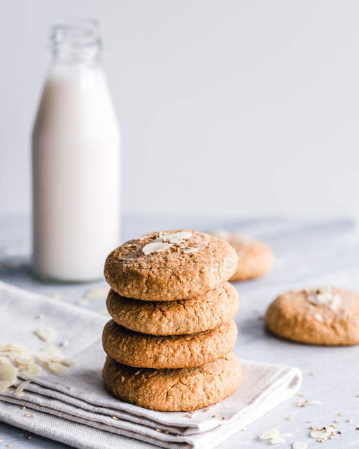 Montón de galletas con leche, vista de primer plano - foto de stock