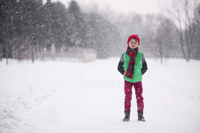 Garçon debout dans la neige — Photo de stock