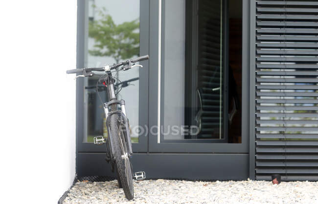 Mountain bike leaning on a wall — Stock Photo
