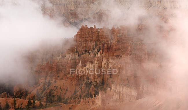 Scenic view of Bryce Canyon in mist, Utah, America, USA — Stock Photo