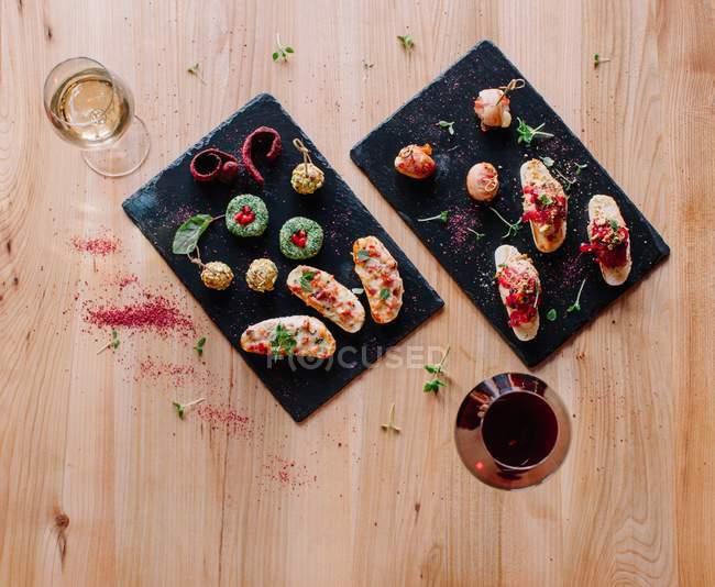 Closeup view of Appetizers with red and white wine — Stock Photo