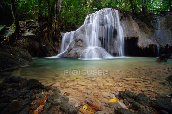 Мальовничий вид на водоспад Ай-Mual, Сумбаґава, Вест-Тенгара, Індонезія — стокове фото