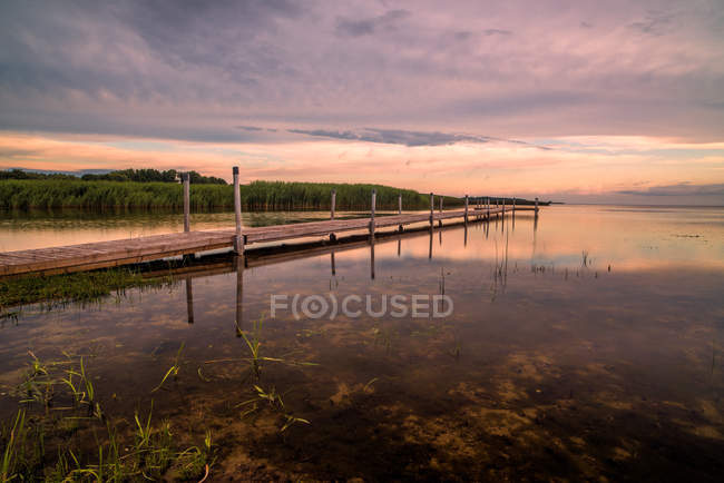 Jetty à beira-rio de madeira, Kintai, Klaipeda, Lituânia — Fotografia de Stock