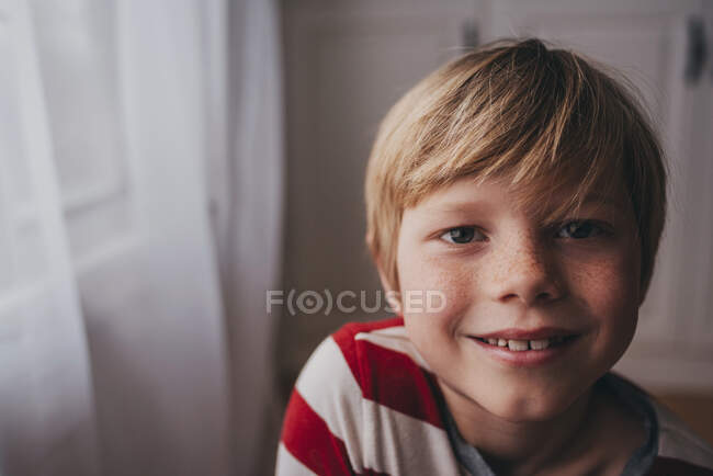 Портрет усміхненого хлопчика з веснянками — стокове фото