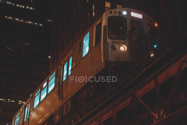 Vista ad angolo basso di un treno su Chicago Loop di notte, Illinois, Stati Uniti — Foto stock