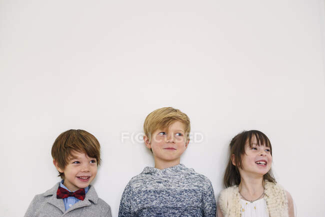 Retrato de tres niños sonrientes - foto de stock