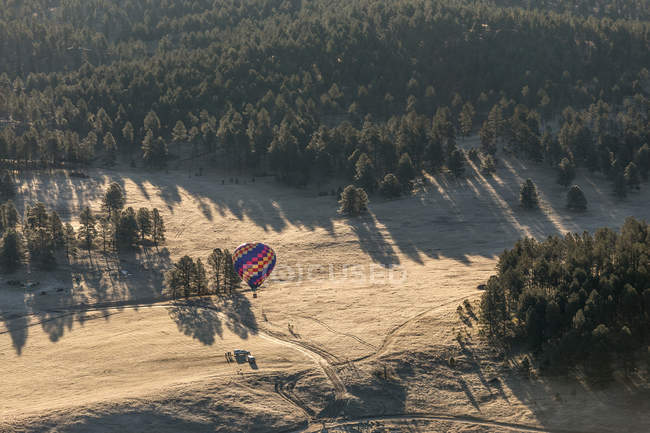 Vista aérea de un globo de aire caliente despegando, Dakota del Sur, América, EE.UU. - foto de stock