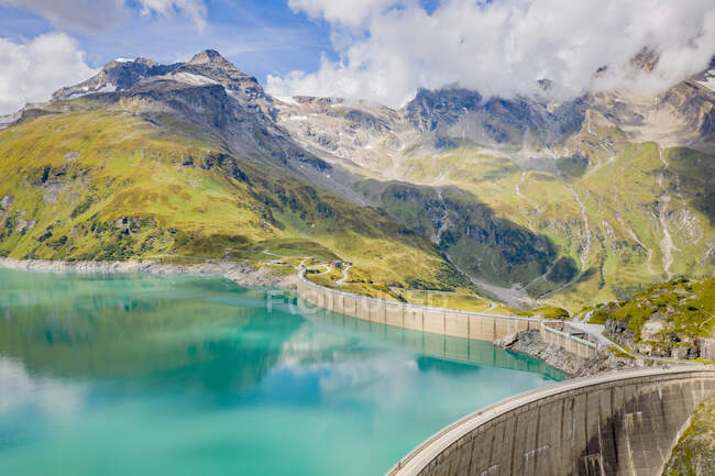 Вид на гірське озеро в австрійських Альпах (Швейцарія). — стокове фото