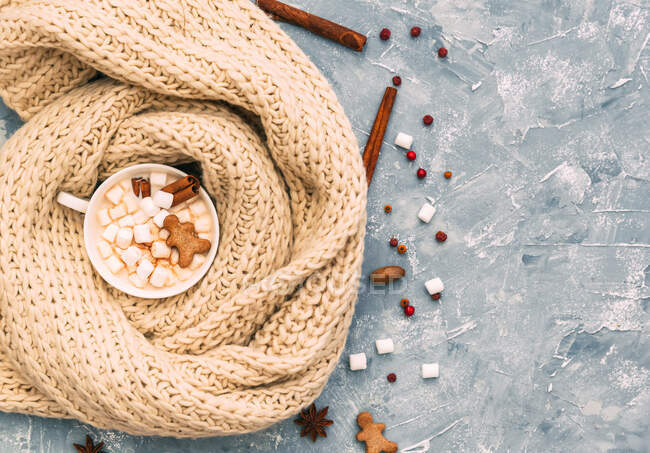 Hot chocolate with marshmallows and cinnamon on a wooden background. top view. — Stock Photo