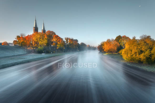 Vue panoramique sur la rivière près de l'église St Matthias, Lituanie — Photo de stock