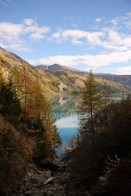 Hermoso paisaje con lago y montañas - foto de stock
