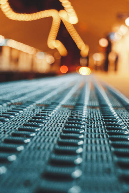 Крупный план прокладки тактильной плитки на железнодорожной платформе, Чикаго, Иллинойс, США — стоковое фото