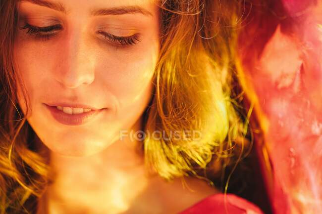 Close-up portrait of a woman smiling — Fotografia de Stock