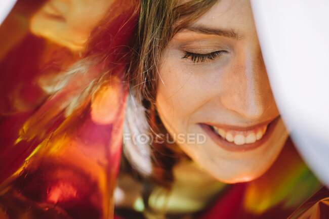 Close-up portrait of a woman laughing - foto de stock
