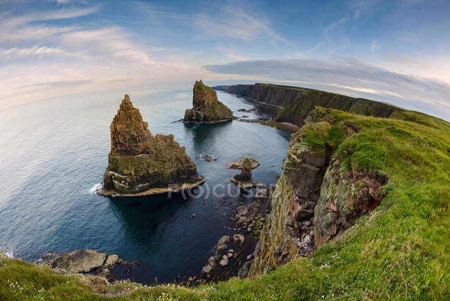 Vista panorámica de Duncansby Stacks, John O 'Groats, Escocia - foto de stock