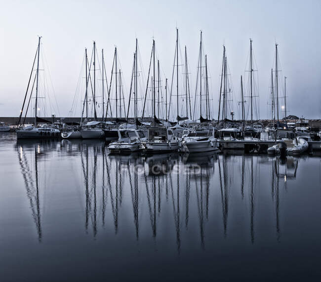 Barcos atracados no porto de Alghero ao pôr-do-sol, Sardenha, Itália — Fotografia de Stock
